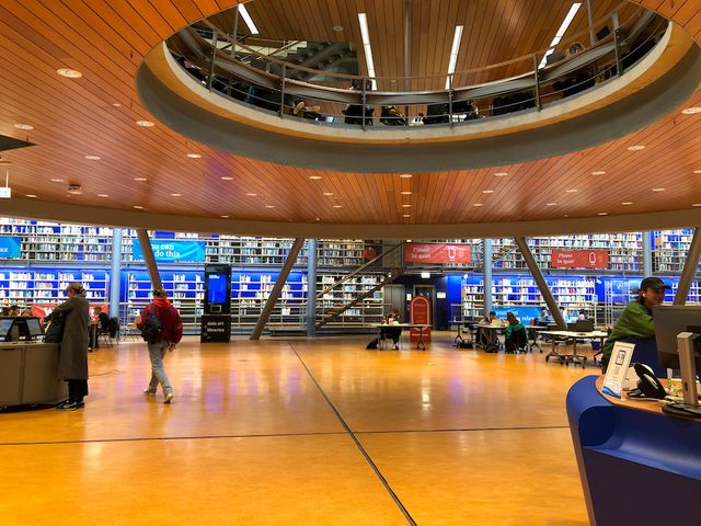 TU Delftの図書館(外観)